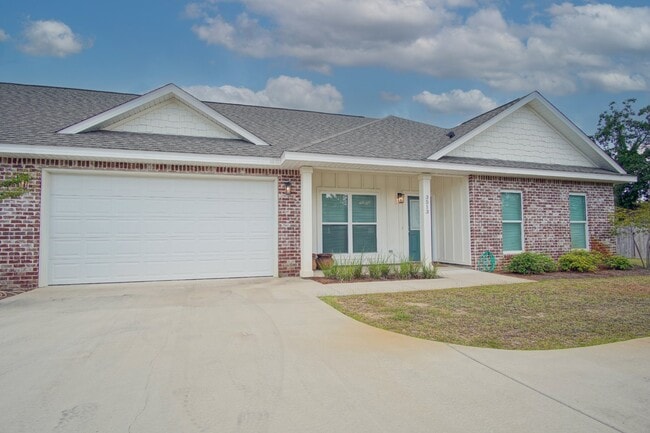 Primary Photo - Gulf Breeze 3BR/2BA Townhome – Vaulted Cei...
