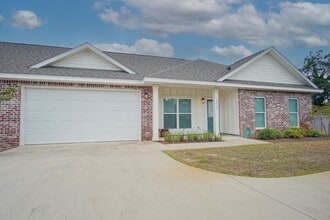 Building Photo - Gulf Breeze 3BR/2BA Townhome – Vaulted Cei...