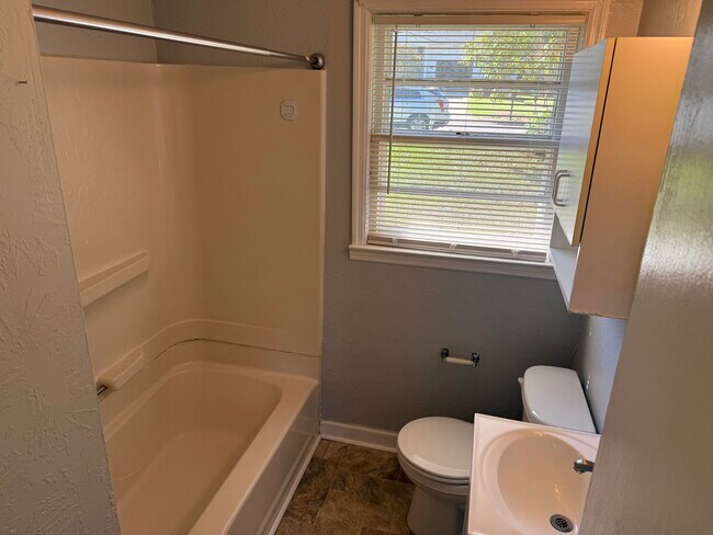 Building Photo - 2503 Apricot Ln