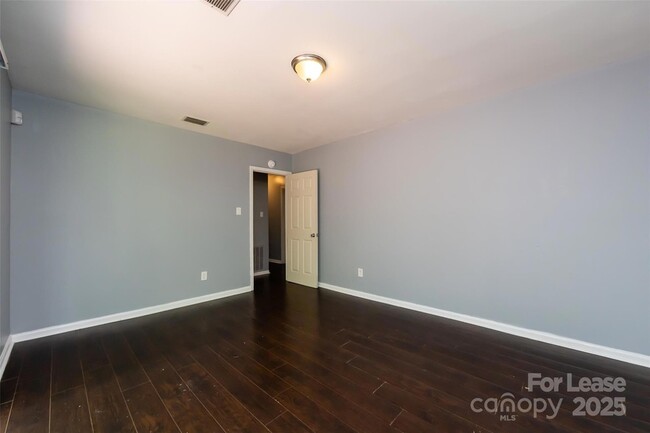 Building Photo - 4713 Belle Plaine Dr
