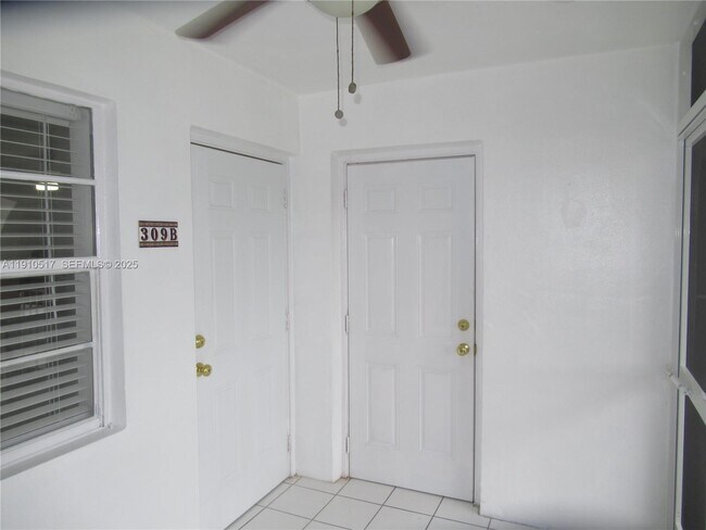 Building Photo - 581 Blue Heron Dr