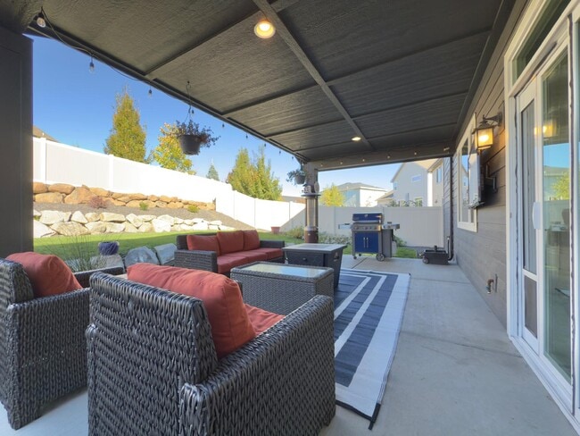 Building Photo - 1816 S Ridgetop Dr