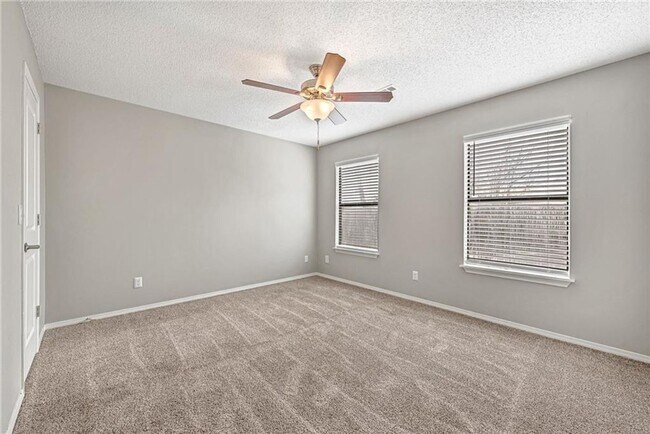 Building Photo - Updated 2 Bed 2 Bath Townhome located in East Fayetteville. Pool access included!