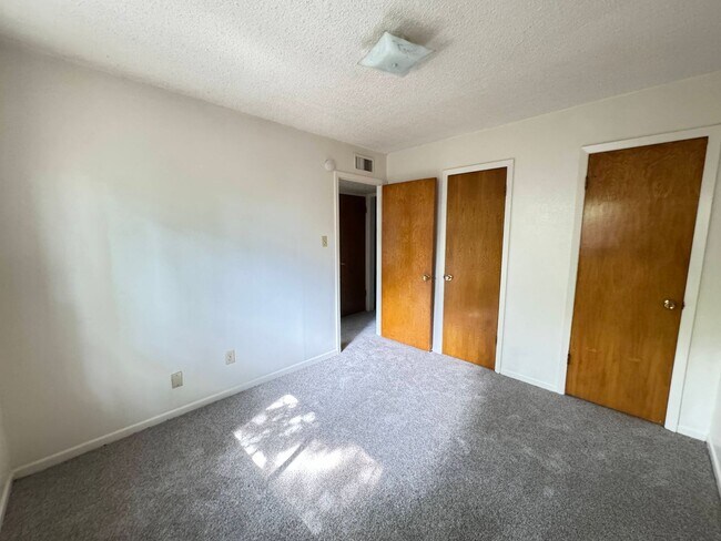 Building Photo - 425 W Avenue C