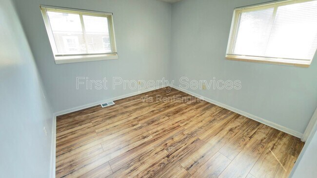 Building Photo - 400 N Clark Blvd