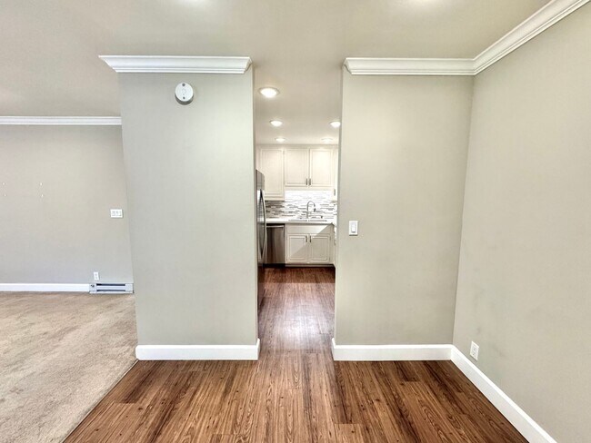Building Photo - Must See! Beautiful 2 Bed / 2 Bath in La J...