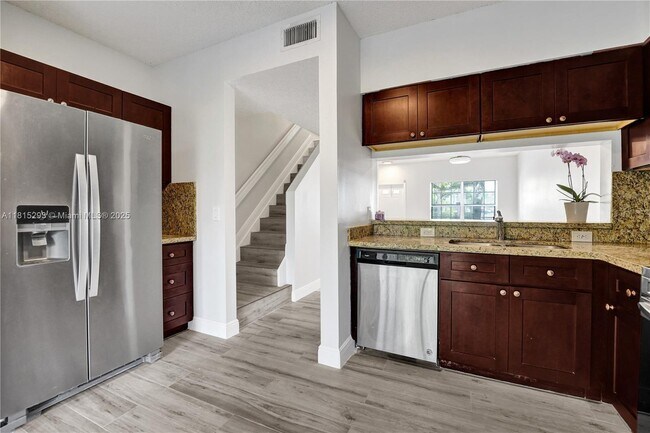 Building Photo - 16607 Hemingway Dr