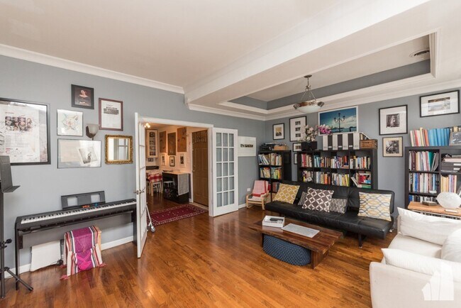 Building Photo - 1030 W Byron St