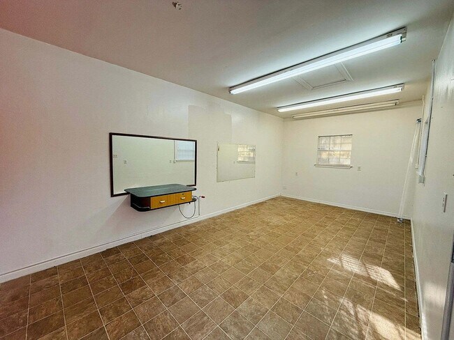 Building Photo - 814 Pinemont Dr
