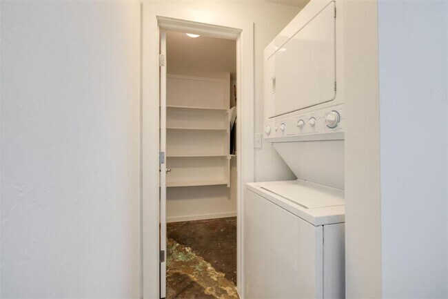 Building Photo - One bedroom loft in Midtown OKC!