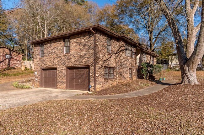 Building Photo - 905 Tanglewood Trail