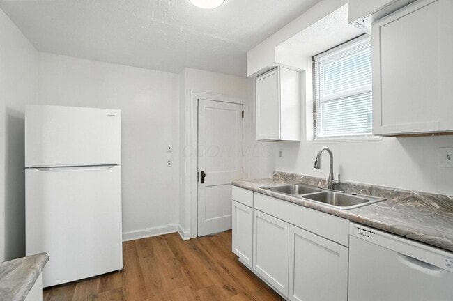 Building Photo - 825 S Terrace Ave