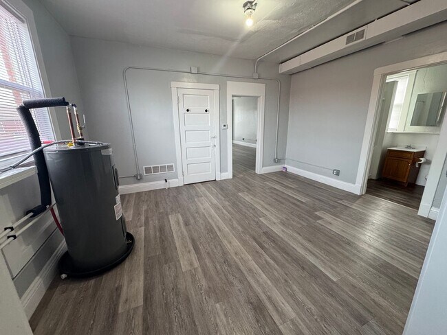 Building Photo - Large updated 2 bedroom apartment