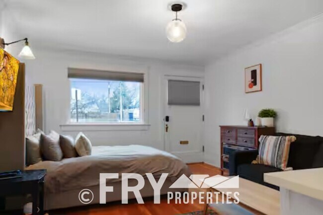 Building Photo - Classic Bungalow in Amazing Location
