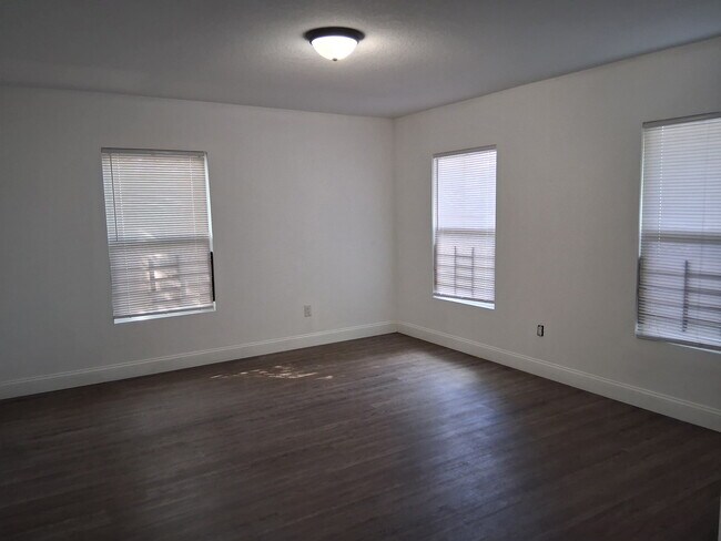 Building Photo - 1065 Winthrop St