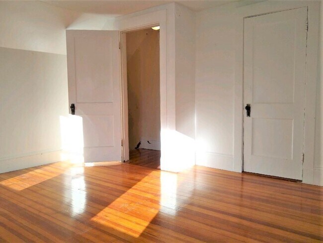 Building Photo - 7 Grand St