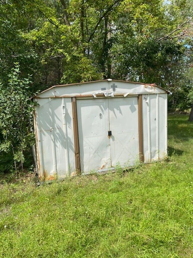 Building Photo - 3 Bedroom 1 Bathroom Single Family Home in...