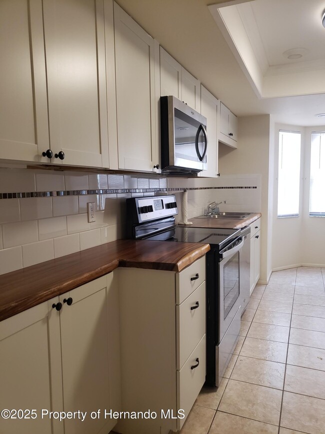 Building Photo - 7431 Flyway Dr