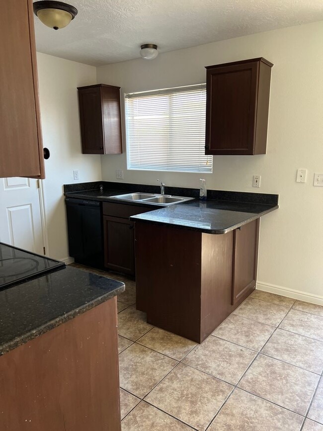Building Photo - Refreshed 2 bedroom 1.5 bathroom townhome ...