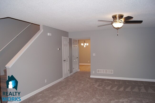 Building Photo - Well Maintained Townhome!