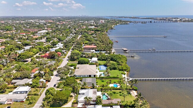 Building Photo - 930 S Lakeside Dr