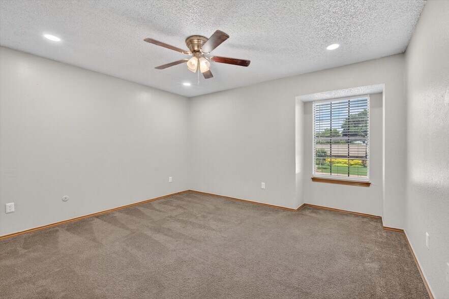 Building Photo - 305 Cambridge Dr