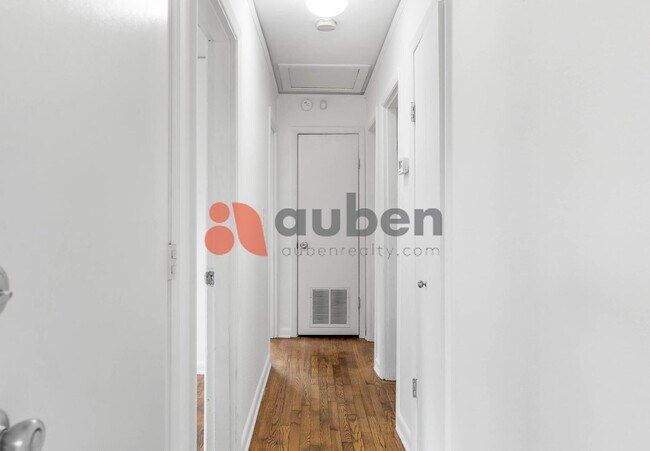 Building Photo - 3 Bedroom Home in St. Elmo! $350 off your first month's rent!