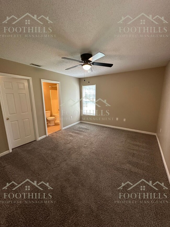 Building Photo - 1419 Oak Hill Dr