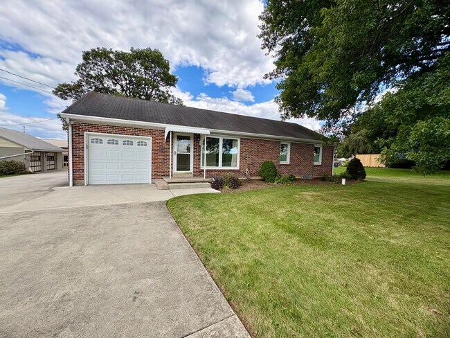 Building Photo - 3 Bedroom 2 Bathroom in Annville w/Huge Ga...