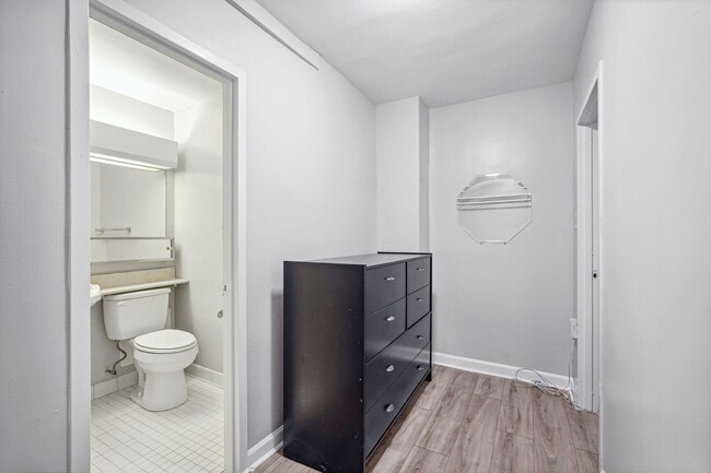 Building Photo - Spacious & Bright Studio at River Place