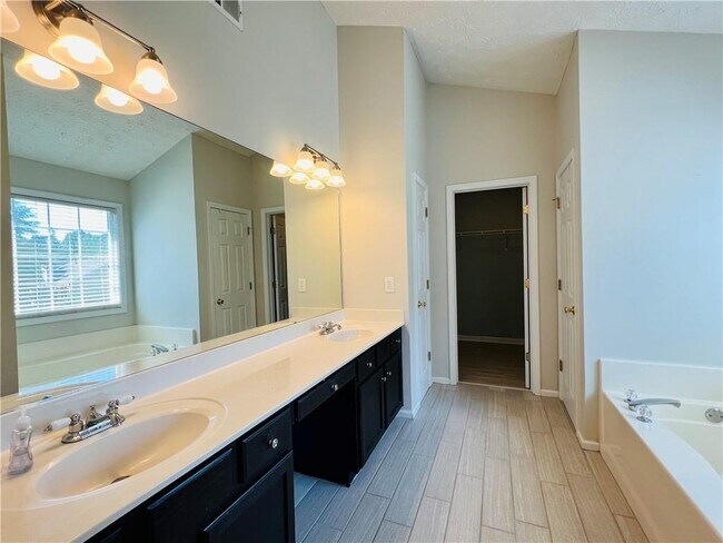 Building Photo - 156 Weatherstone Dr