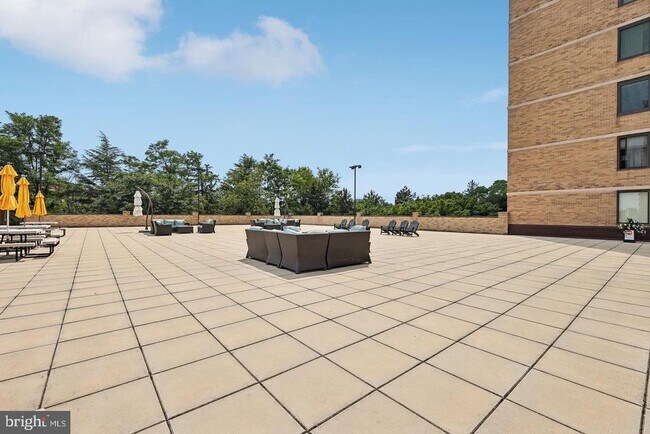 Building Photo - 3709 S George Mason Dr