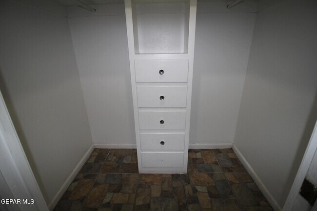 Building Photo - 317 Thunderbird Dr