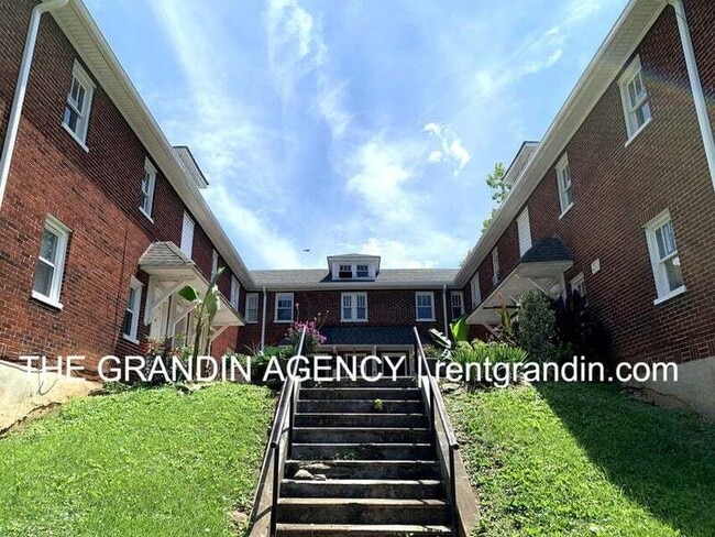 Building Photo - 1624 Chapman Ave SW