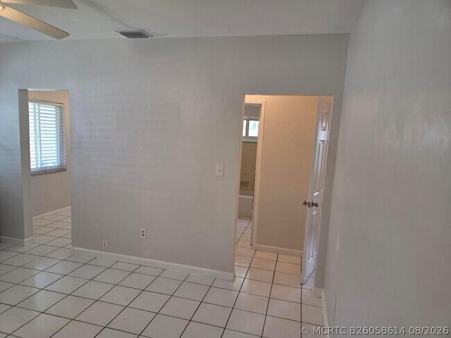 Building Photo - 1152 Bayview Dr
