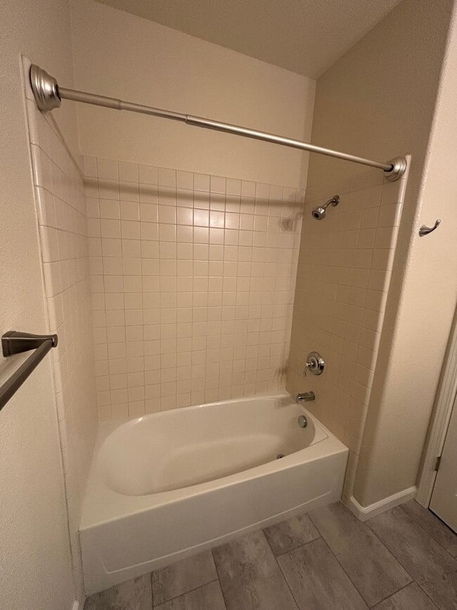 Building Photo - Single level 3 bedroom 2 bathroom home in ...