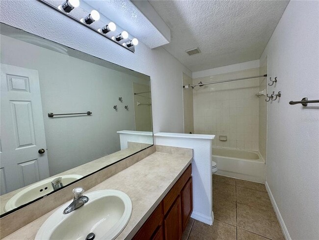 Building Photo - 12644 Somerset Oaks St