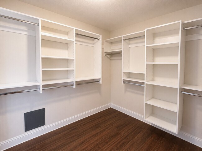 Building Photo - 18 Doeskin Pl