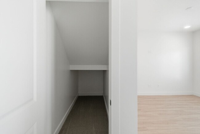 Building Photo - 5690 S Weehawken Ln
