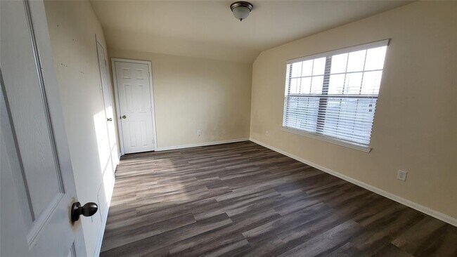 Building Photo - 2026 Silverwater Ct