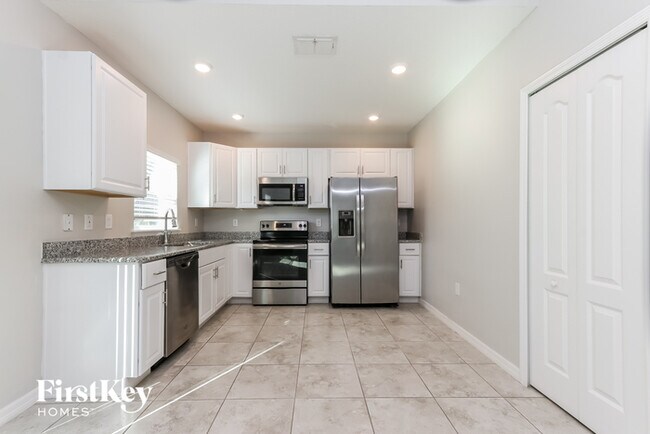 Building Photo - 1810 SW Effland Ave