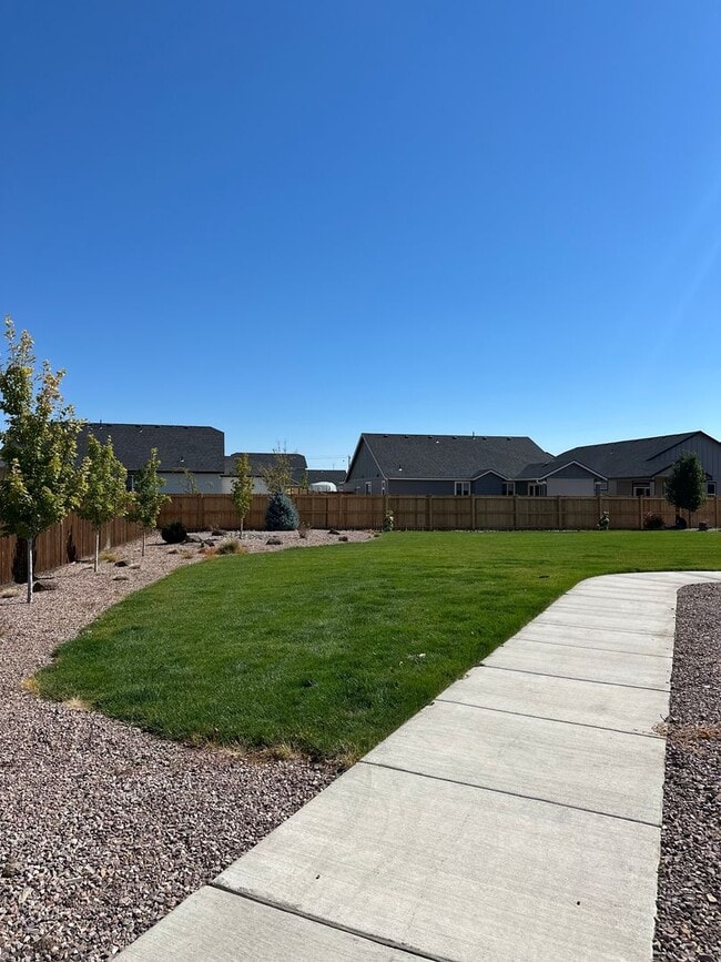 Building Photo - ? Modern 3-Bedroom Townhouse with Bright O...