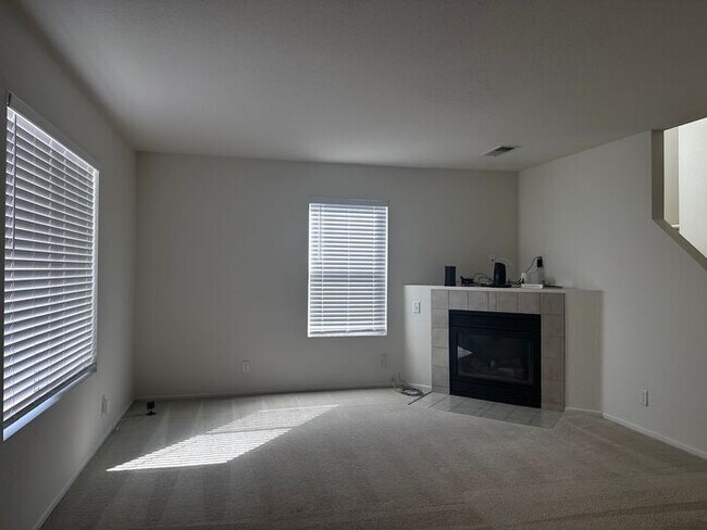 Building Photo - Welcome to this cozy home where comfort meets convenience. ? Now offering special pricing for Mov...