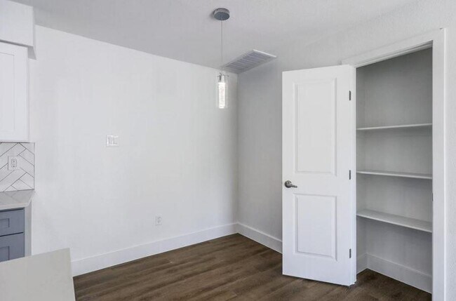 Building Photo - 114 E 31st St