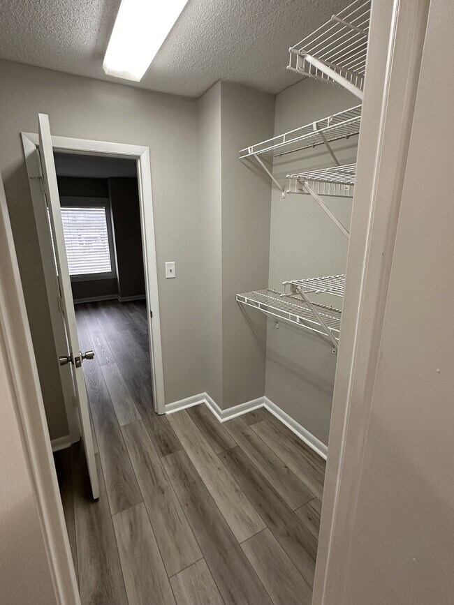 Building Photo - 1600 Park Cir