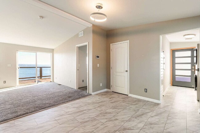 Building Photo - Breathtaking 3-Bed Beachfront Retreat with Scenic Views in Ferndale