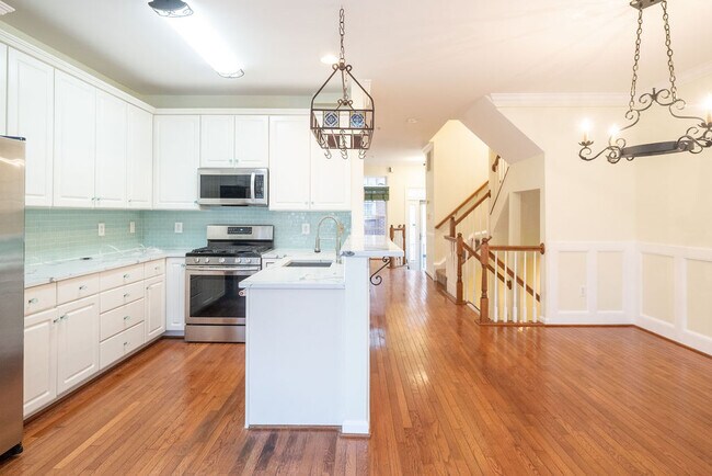 Building Photo - 719 N Vermont St