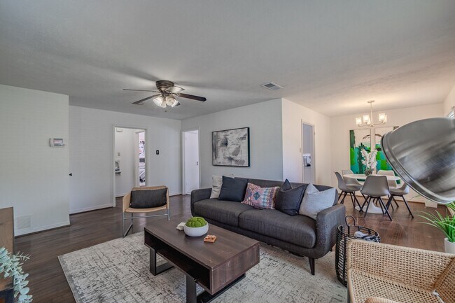 Building Photo - Cozy Forest Hills Retreat in East Dallas