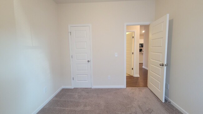 Building Photo - "Charming 3-Bed Oasis with Granite Elegance in Harvest – 1,501 Sq Ft of Comfort!"