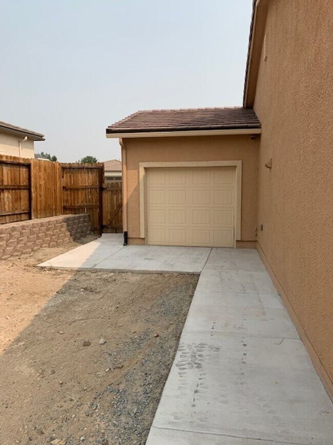 Building Photo - Canyon Hills